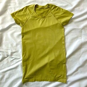 Lululemon swiftly tech shirt size 6